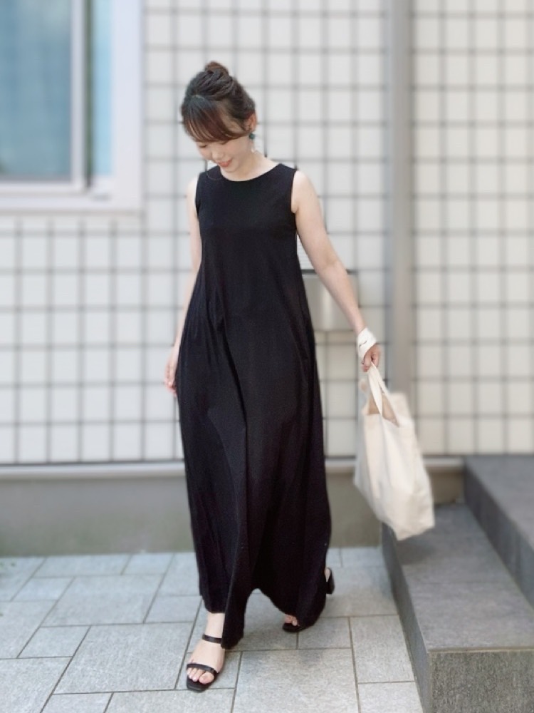 黒ワンピースのシンプルコーデ