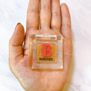 babymeeニュアンスカラーシャドウは手のひらに収まるミニサイズ